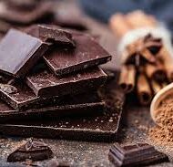 Kes meist ei armastaks šokolaadi –  vaimustavat  suussulavat maiust, mis paneb ajus vallanduma samasuguse  joovastusimpulsi, kui tekib armudes.  Mitte ilmaasjata ei nimetanud maiad seda jumalate toiduks. Šokolaad  annab energiat ja  tekitab rõõmsa meele, sest  selle algmaterjaliks olev kakao sisaldab rohkelt  trüptofaani, asendamatut aminohapet,  millest meie keha  õnnetundeks vajalikku serotoniini toodab.  Eriti tervislikuks peetakse just tumedat […]