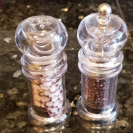 Mikroplastik on leidnud tee kõikjale – ookeanidest inimvere ja platsentani. Värsked teadusuuringud näitavad, et plastiosakesi võib sattuda meie toitu isegi kõige igapäevasemal viisil: pipra- ja soolveskite kaudu. Paljud populaarsed veskid kasutavad odavamaid plastikust jahvatusmehhanisme. Nende pidev hõõrdumine kõvade soola- ja pipraterade vastu kulutab materjali ning vabastab mikroskoopilisi plastiosakesi, mis segunevad jahvatatud toiduga. Niisiis jahvatab plastist […]