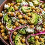 Kikerherne-feta-avokaado salat Värviküllane, toitainetihe, kiudainerikas, põletikuvastane, maitsev ja tervislik – see on imelihtne! Siin ta on! Voilà! Kikerherne-feta-avokaado salat Kaste: Nautigem!