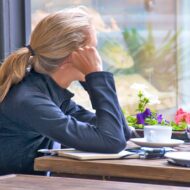 Mitte kunagi varem pole üleminekuaeg ja menopaus nii palju tähelepanu saanud kui nüüd. Menopausile eelneb perimenopaus, mis võib endast märku anda ca 3-7 (vahest isegi kuni 10!) aastat enne menopausi. Üks, mis kindel: hormonaalsed lainetused ei jäta puutumata ühtki organsüsteemi. Kõrgemaks hakkavad nihkuma kolesterooli-, vererasvade ja veresuhkru näidud, muutub soolestiku mikrobioom ja keha kompositsioon. Suureneb […]