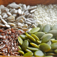 Perimenopausi ja menopausi teemad on maailmas endiselt kuumad ja on rõõm tõdeda, et teadusuuringute järeldused toetavad seda, mida meie juba ammu teadsime:) Nimelt: et seemned on kasulikud, ning et nad on eriti kasulikud ka just hormonaalsüsteemi toetamisel. Hiljutine uuring näitab, et 20 g seemnete (linaseemnete, kõrvitsa-, seesami- ja päevalilleseemnete) lisamine päevamenüüsse võib aidata perimenopausi ja [&hellip;]